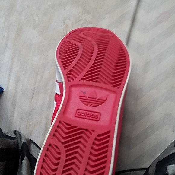 Red and white Adidas hardcourt shoes - Picture 2 of 3